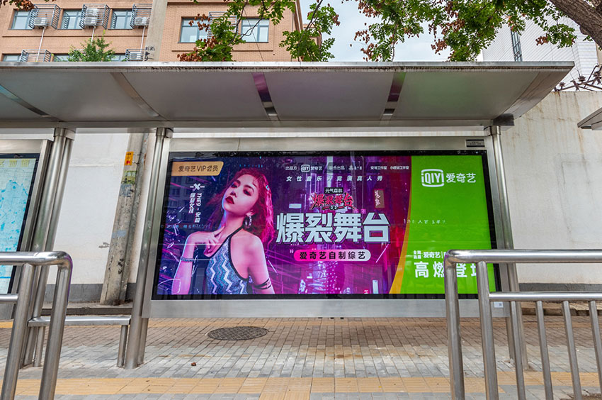 學(xué)會與乘客互動提升候車亭廣告宣傳能力